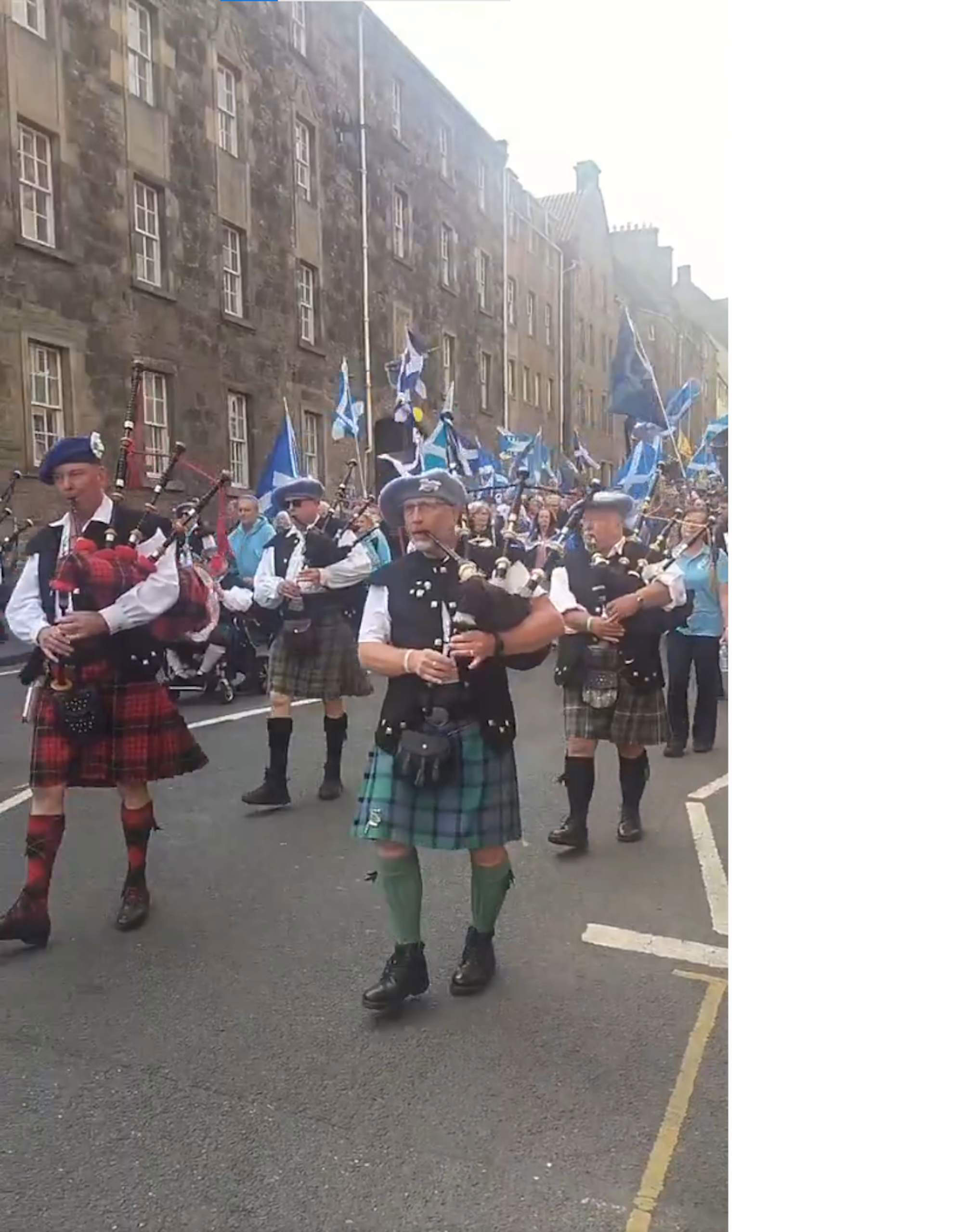 Grito independentista en Edimburgo: miles de escoceses llenan las Grito independentista en Edimburgo: miles de escoceses llenan las