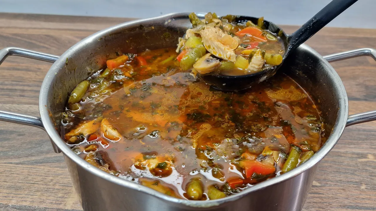 Rezept für eine gesunde Gemüsesuppe mit Hühnchen! Hält alle an einem ...