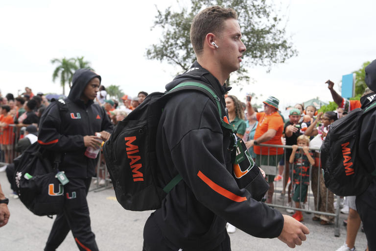 Beck breaks Miami record for consecutive completions, No. 5 Canes ease