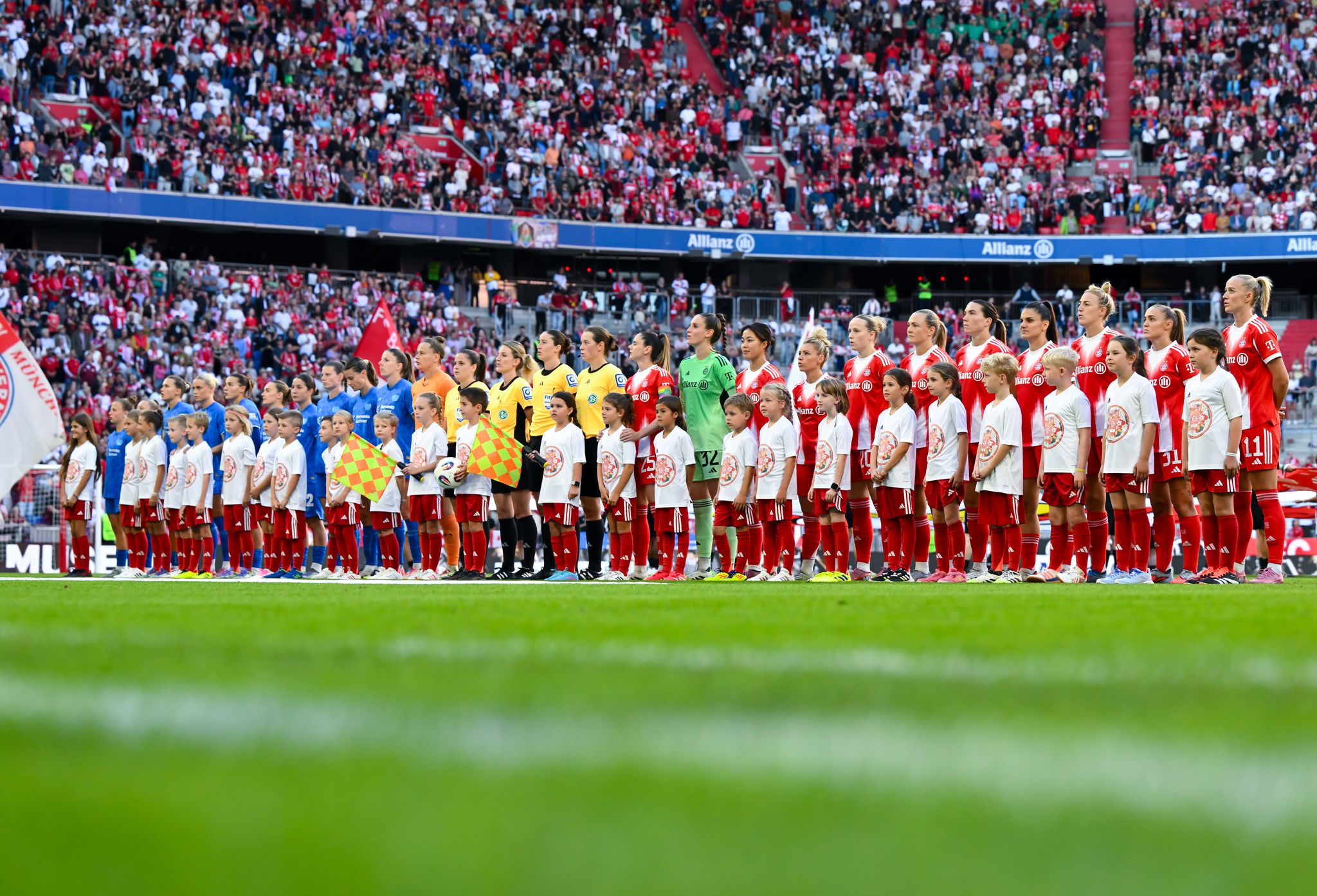 «Neuer Meilenstein»: FC Bayern siegt vor Rekordkulisse