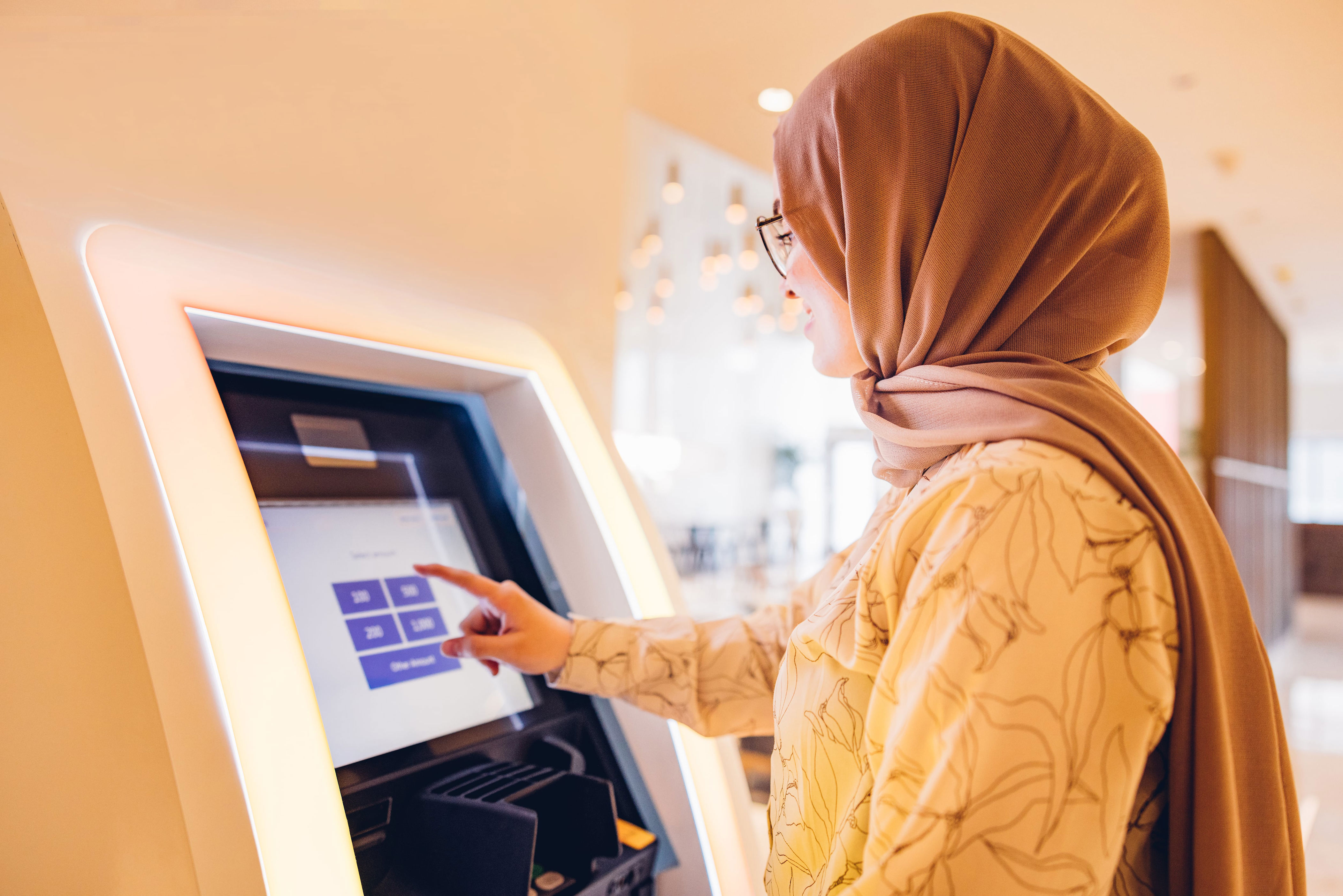 These are the salary transfer bonuses that banks offer in the UAE – but ...