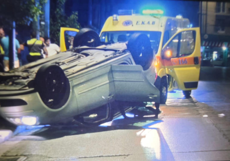 Αυτοκίνητο αναποδογύρισε στη λεωφόρο Αμαλίας - Τραυματίσθηκε ελαφρά ο οδηγός