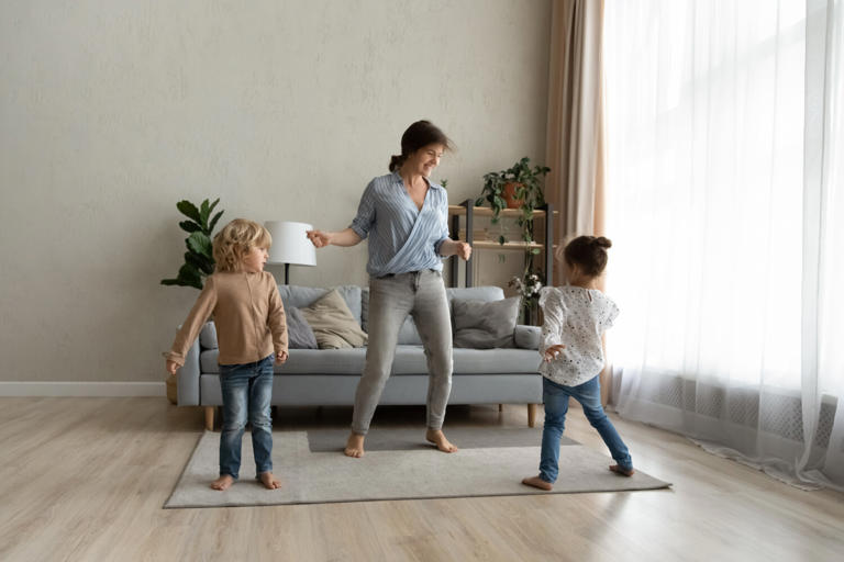 4 bonnes raisons de marcher pieds nus à la maison, selon la réflexologie — free download
