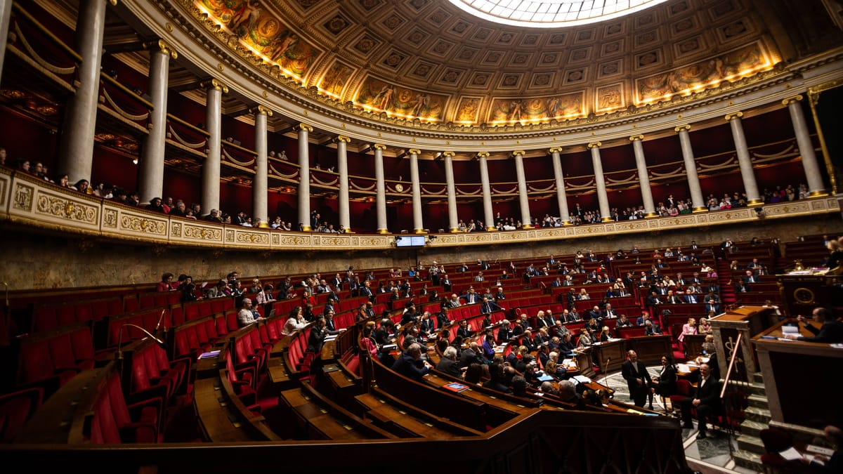 Französische Nationalversammlung: Die Minderheitsregierung von Bayrou hat in der Opposition kaum Rückhalt. (Quelle: Telmo Pinto/imago-images-bilder)
