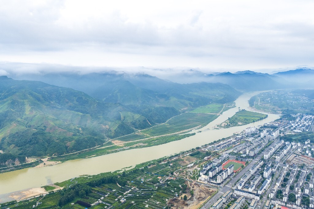 航拍夏天的中朝边境小城吉林集安市风景与鸭绿江风光