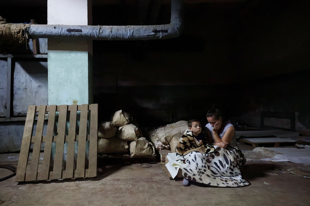 Eine Mutter und ihr Kind suchen Zuflucht vor den Luftangriffen.