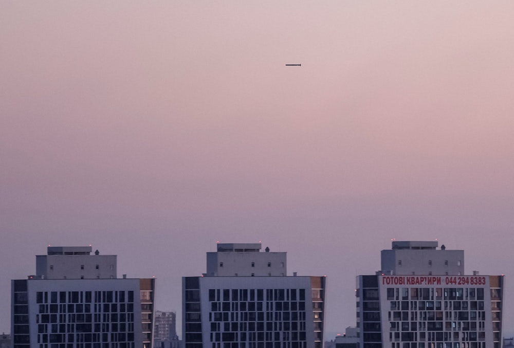 Eine russische Rakete (hier als Strich zu erkennen) im Anflug auf Kiew.