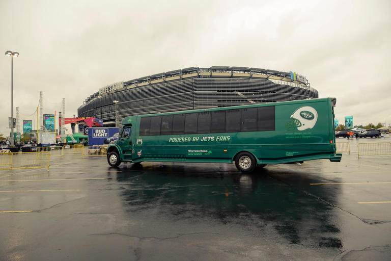 Inside Jets superfan’s insane tailgate with ‘electrical hydraulic ...