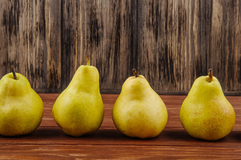 Las peras ayudan a combatir el estreñimiento, a regular el azúcar en la sangre y a favorecer la pérdida de peso, entre otros beneficios para la salud. Foto: Freepik.