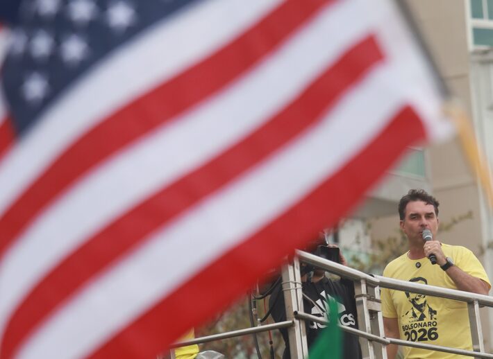 Flávio Bolsonaro discurso durante maninfestação em Copacabana, neste domingo (7) Foto: Pedro Kirilos