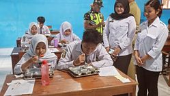 MBG Jadi Penopang Gizi dan Harapan: Orang Tua Tenang, Siswa Semangat