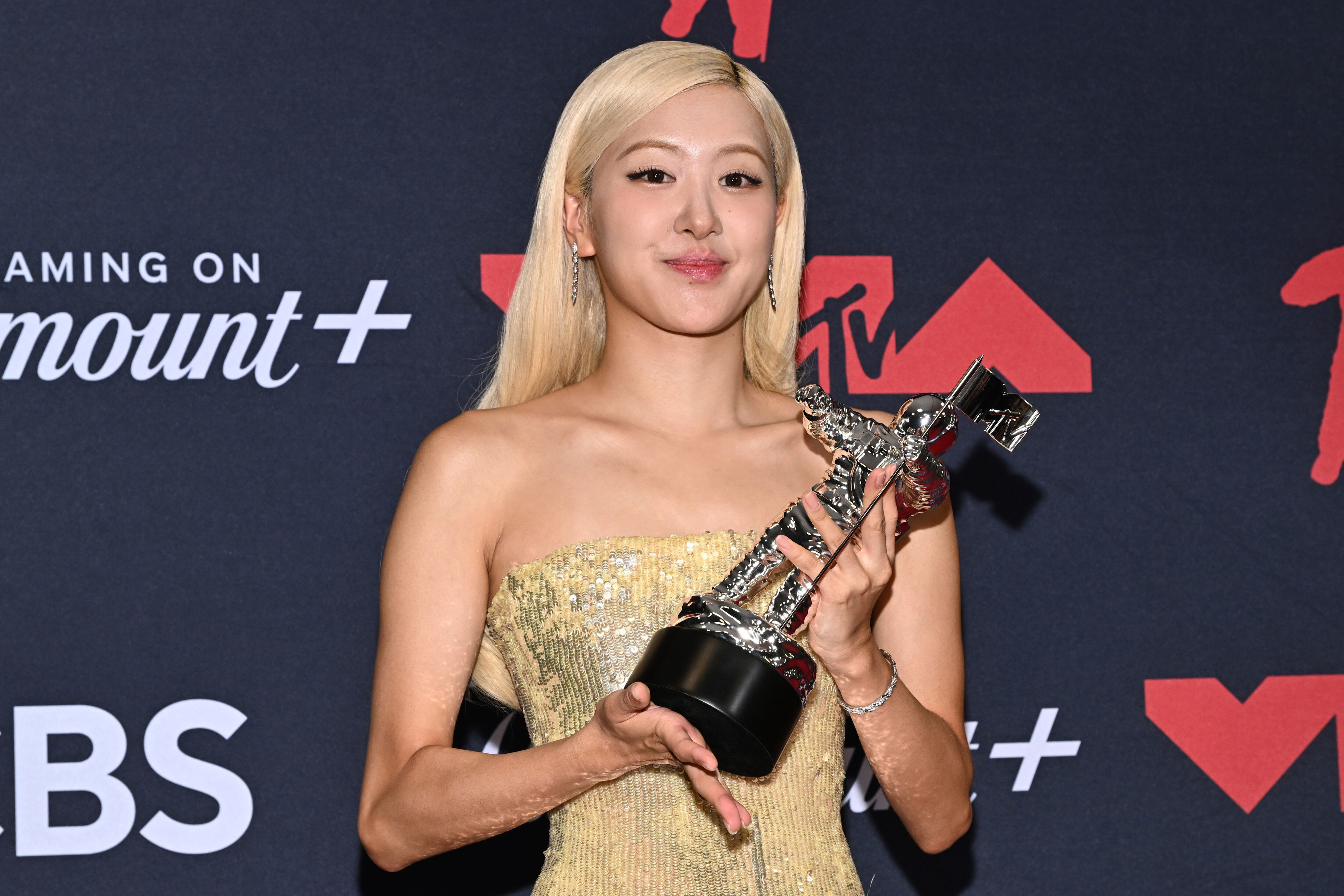 Rosé becomes first K-pop artist to win VMAs 'Song of the Year' with 'APT.'