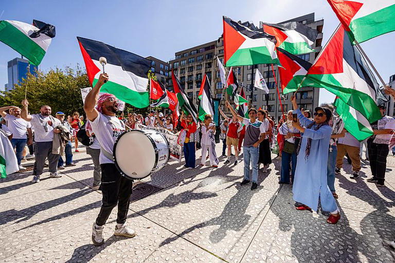 Personas ondean banderas palestinas mientras asisten a la marcha Línea Roja por Gaza en el centro de Bruselas, domingo 7 de septiembre de 2025. AP Photo/Geert Vanden Wijngaert