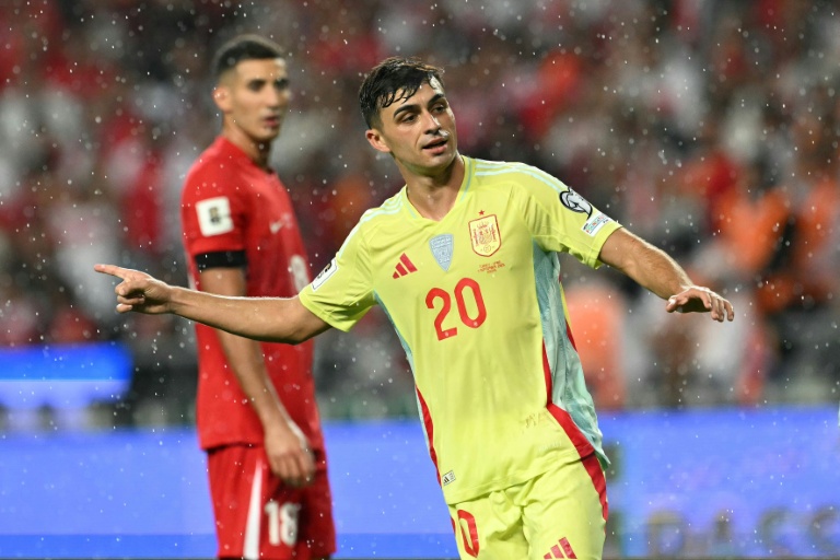 El centrocampista de España, Pedri (D), celebra el sexto gol de España durante el partido de clasificación del Grupo E para el Mundial de 2026 ante Turquía en el estadio Konya Buyuksehir Belediye, en Konya, el 7 de septiembre de 2025