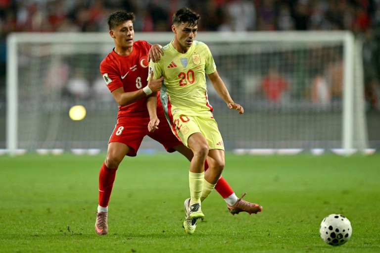 El centrocampista español, Pedri (D), y el mediapunta turco, Arda Güler (I) luchan por el balón durante el partido de clasificación para el Mundial de 2026 en el estadio Konya Buyuksehir Belediye, en Konya, el 7 de septiembre de 2025