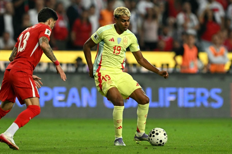 El delantero de España, Lamine Yamal (C), controla el balón durante el partido de clasificación del Grupo E para el Mundial de 2026 ante Turquía en el estadio Konya Buyuksehir Belediye, en Konya, el 7 de septiembre de 2025