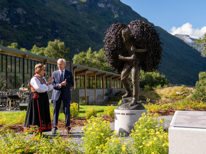 Dronning Sonja og Karl Mjelva avdukar skulpturen “Høybør” ved Norsk Fjordsenter. Foto: Liv Anette Luane, Det kongelege hoffet