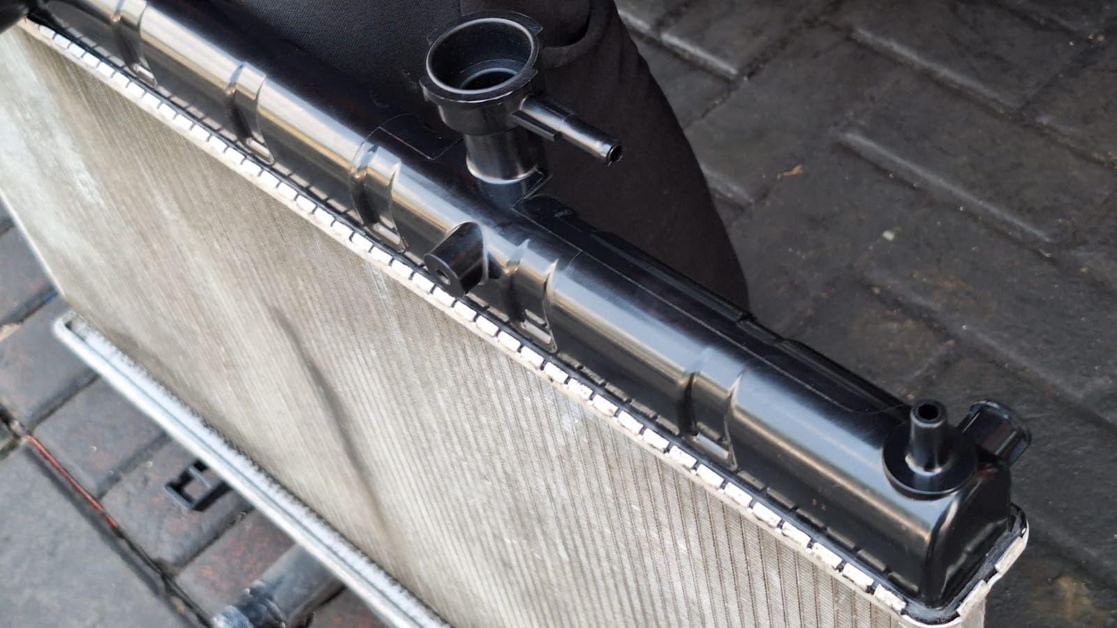 Irit Banyak, Segini Biaya Ganti Upper Tank Radiator Mobil yang Bocor