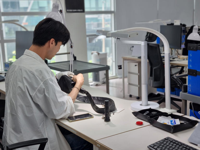 Сотрудник инспекционного центра рынка Бунджанг осматривает товар. /Предоставлено Чхве Ари