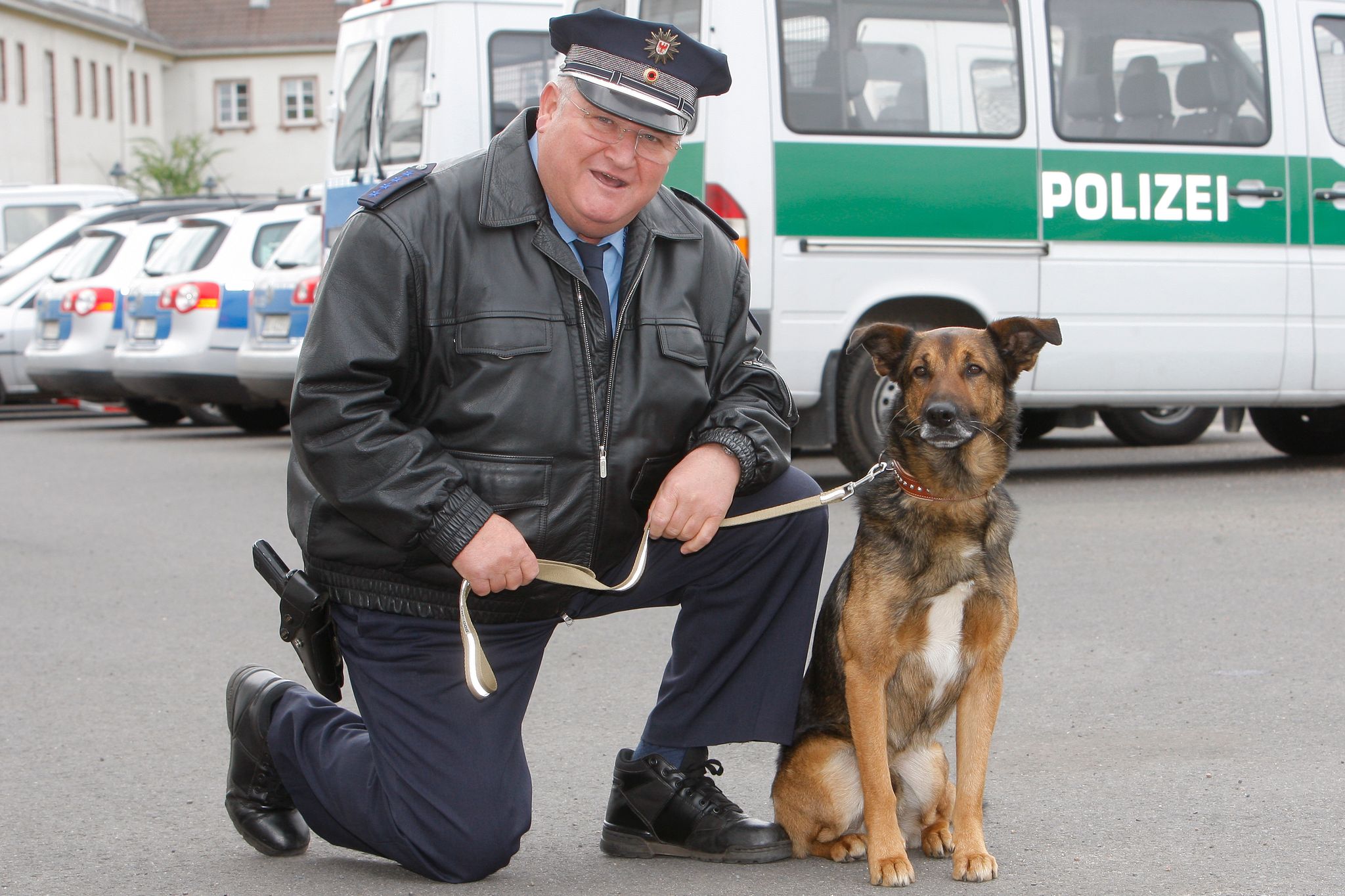 Schauspieler Horst Krause im Einsatz mit Hund.