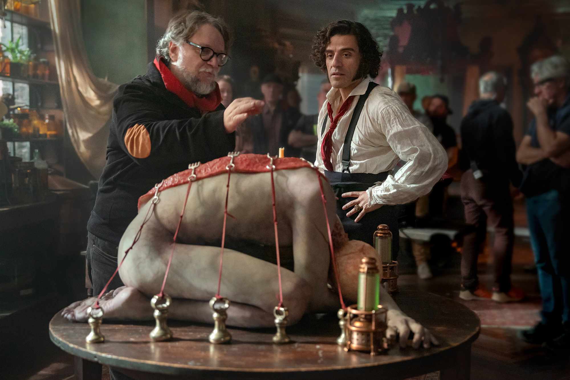 Guillermo del Toro habla sobre la escena de “Frankenstein” por la que tuvo que discutir y cómo Jacob Elordi encontró la voz de la Criatura.