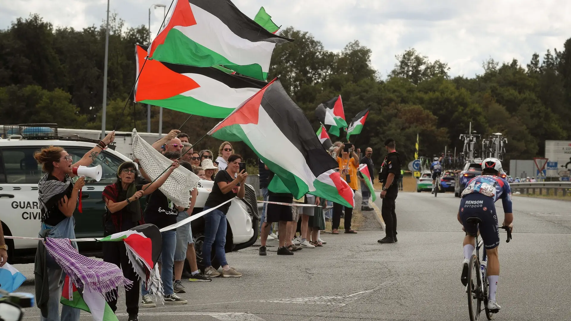 Manifestaciones y cortes pro-Palestina en el paso de la Vuelta a España por Madrid