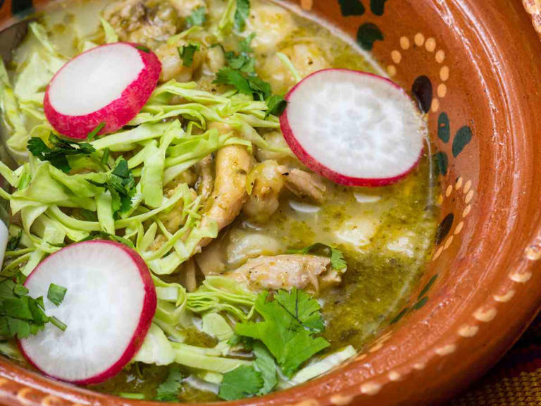 Pozole verde con pollo. Foto: Canva