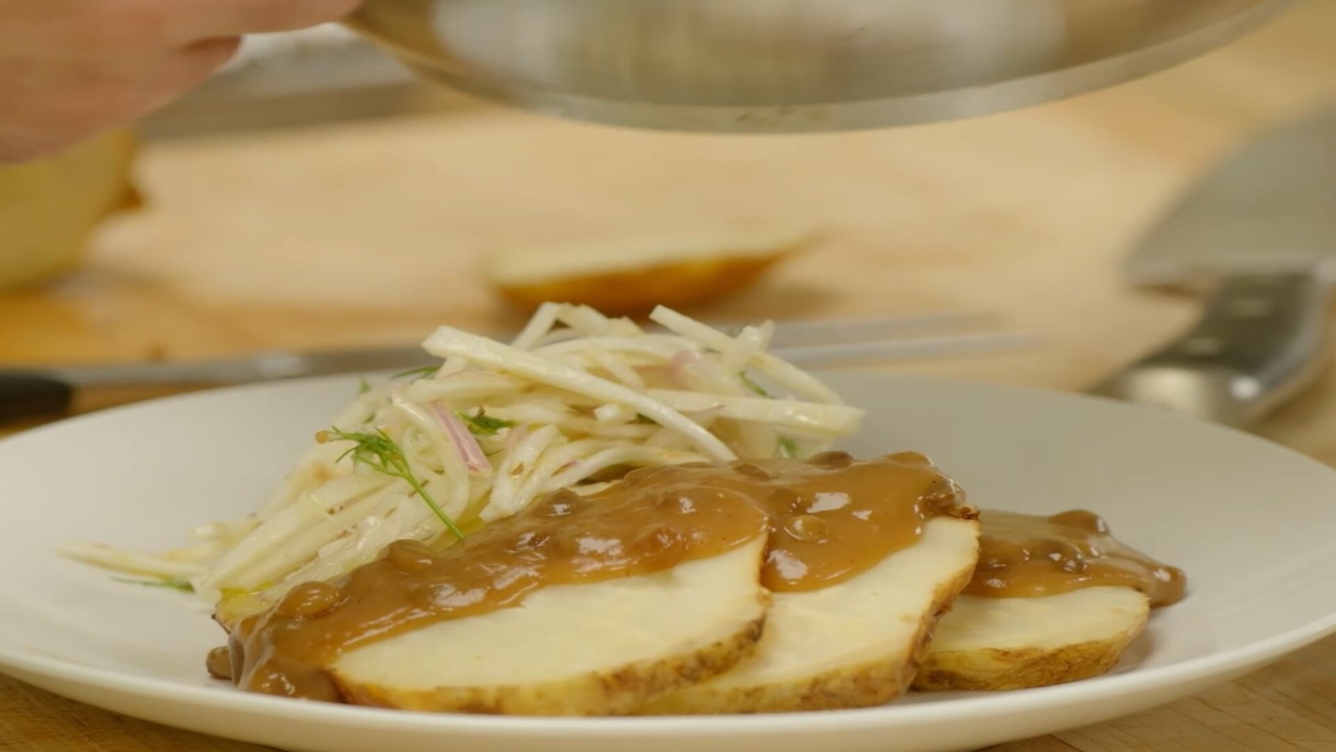 Selleriewurzel-Sauerbraten mit Dillsalat und Ingwersnap-Soße