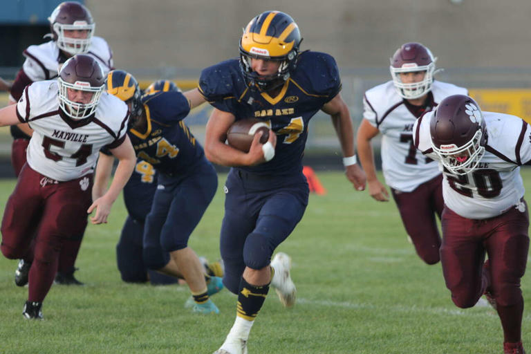Caden Bucholtz named Tribune’s 2025 football standout athlete of the season