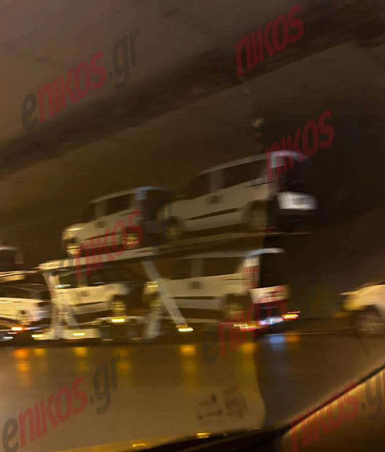 Αυτοκινητάμαξα «βρήκε» στην οροφή τούνελ στην Ποσειδώνος – Ένα από τα οχήματα έπεσε στο οδόστρωμα – ΦΩΤΟ αναγνώστη