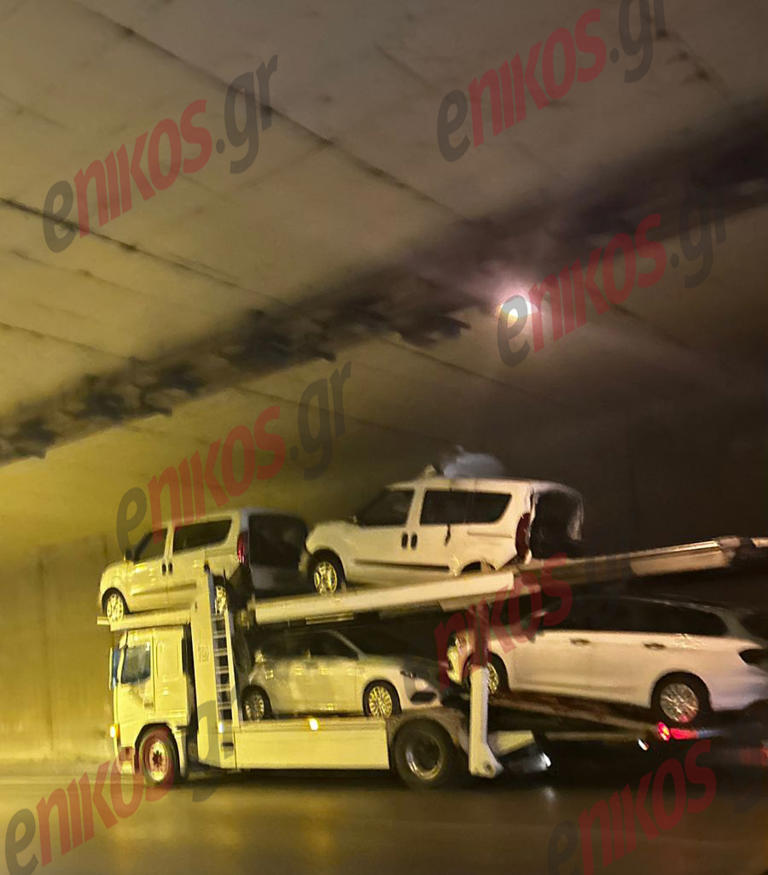 Αυτοκινητάμαξα «βρήκε» στην οροφή τούνελ στην Ποσειδώνος – Ένα από τα οχήματα έπεσε στο οδόστρωμα – ΦΩΤΟ αναγνώστη