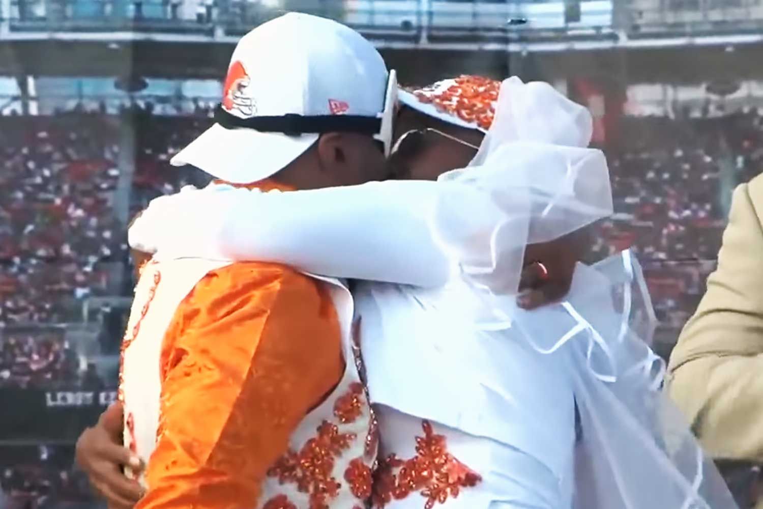 Cleveland Browns Fans, Who Met at a Tailgate, Marry Outside Stadium(00)