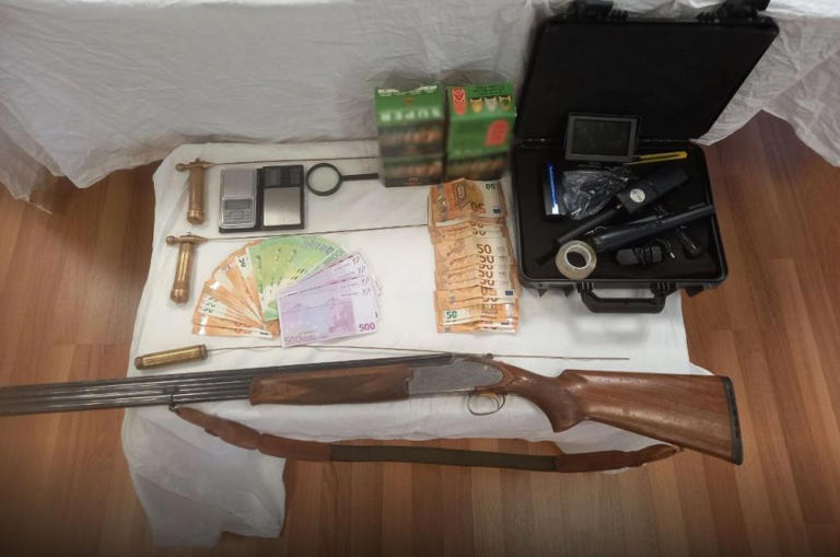 Χρήματα και όπλα κατέσχεσαν μεταξύ άλλων οι Αρχές ΕΛ.ΑΣ