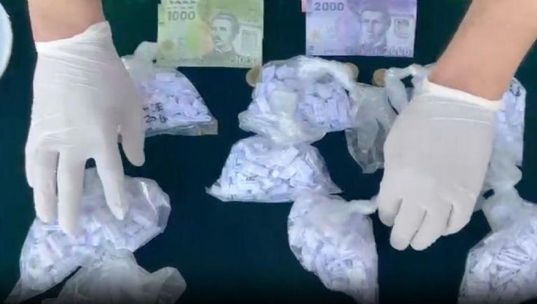 Los uniformados encontraron drogas ocultas en un horno de cocina. Foto: Captura de video