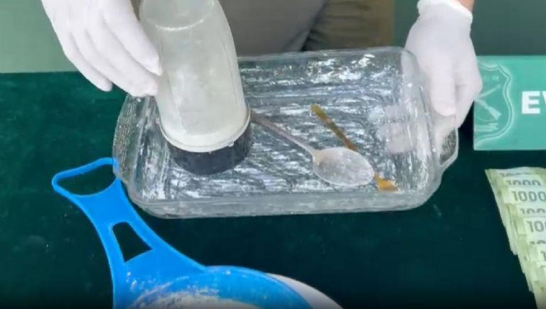 La pareja también tenía utensilios para procesar la droga. Foto: Captura de video
