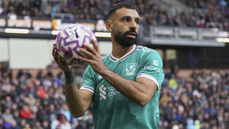 Mohamed Salah, joueur de Liverpool, attrape le ballon lors du match de football de Premier League contre Burnley, en Angleterre, le 14 septembre 2025