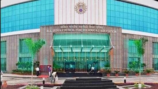 एआईसीटीई ने 1,000 इंजीनियरिंग कॉलेजों में रोजगार क्षमता बढ़ाने के लिए एक  पहल शुरू की है।