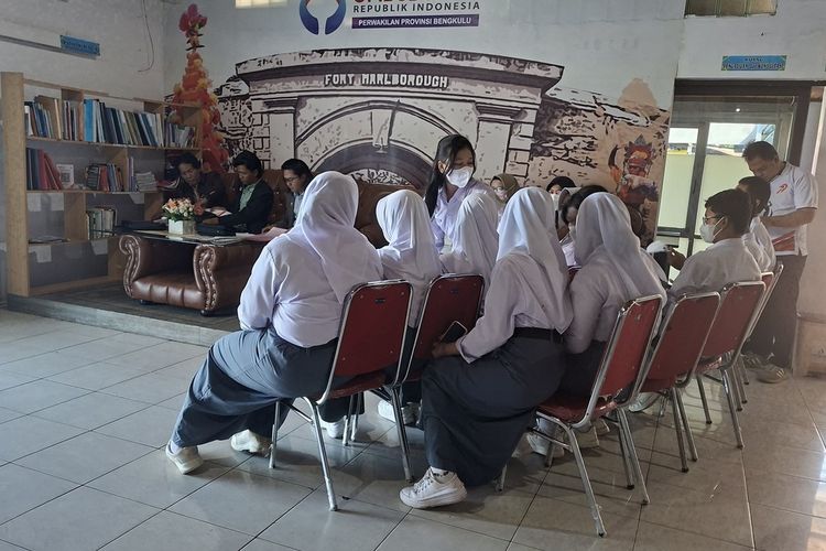 Siswa SMAN 5 Bengkulu Belajar di Kantin Tanpa Guru, Hati Orang Tua Hancur
