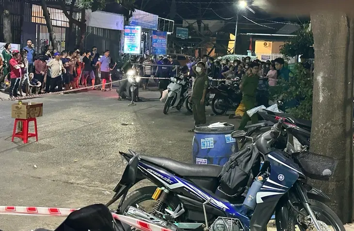 Công an bảo vệ nghiêm ngặt hiện trường nơi xảy ra vụ việc - Ảnh: BÁ SƠN