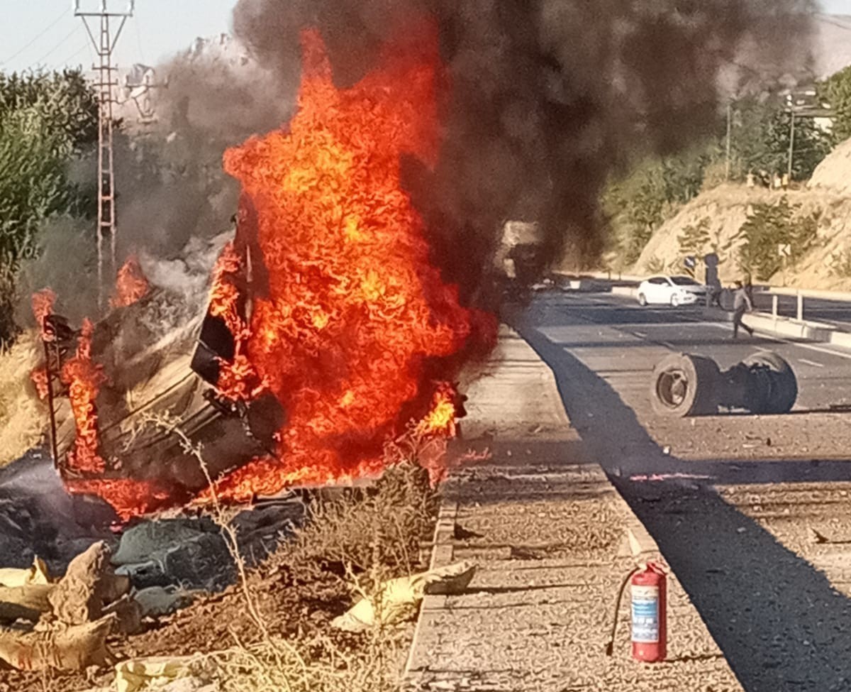 MALATYA'NIN DARENDE İLÇESİNDE FRENİ BOŞALAN TIRIN YOLCU OTOBÜSÜNE ÇARPMA ANI GÜVENLİK KAMERALARINA YANSIDI. KAZADA TIR DEREYE YUVARLANIP ALEV ALARAK YANARKEN, OTOBÜSTEKİ YOLCULAR BÜYÜK PANİK YAŞADI.