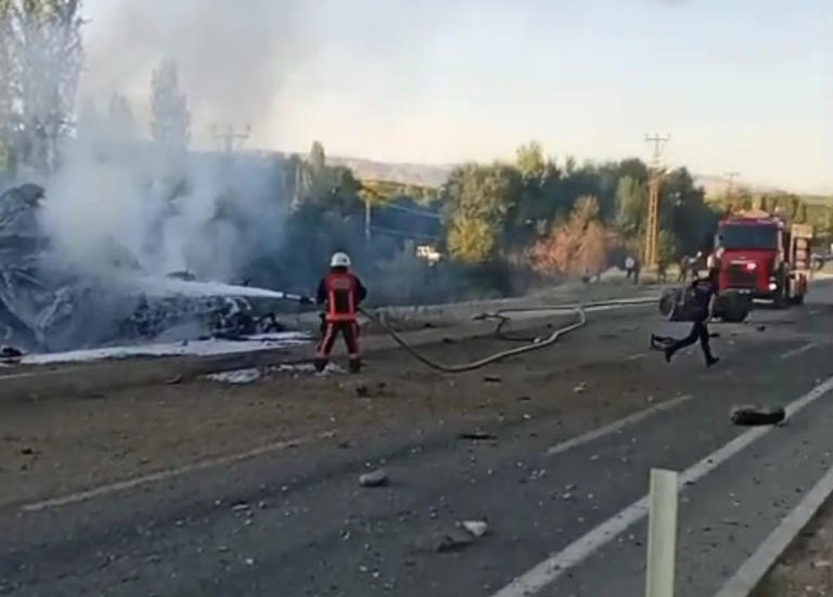 MALATYA'NIN DARENDE İLÇESİNDE FRENİ BOŞALAN TIRIN YOLCU OTOBÜSÜNE ÇARPMA ANI GÜVENLİK KAMERALARINA YANSIDI. KAZADA TIR DEREYE YUVARLANIP ALEV ALARAK YANARKEN, OTOBÜSTEKİ YOLCULAR BÜYÜK PANİK YAŞADI.
