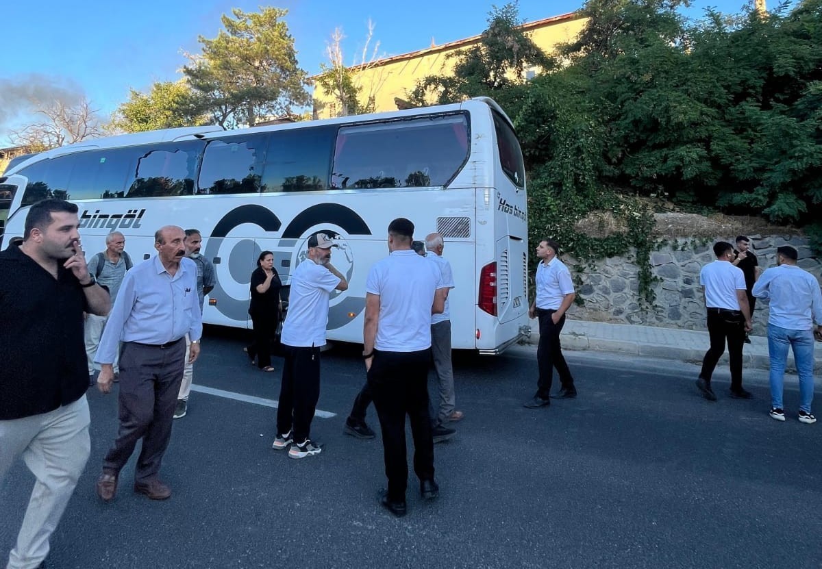 MALATYA'NIN DARENDE İLÇESİNDE FRENİ BOŞALAN TIRIN YOLCU OTOBÜSÜNE ÇARPMA ANI GÜVENLİK KAMERALARINA YANSIDI. KAZADA TIR DEREYE YUVARLANIP ALEV ALARAK YANARKEN, OTOBÜSTEKİ YOLCULAR BÜYÜK PANİK YAŞADI.