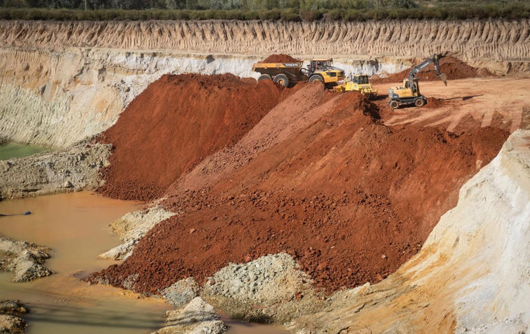 Photo: US delegation shown the first potential deposits in Ukraine under the minerals deal (facebook.com/oleksii.sobolev)