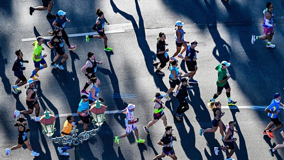 50. Berlin Marathon, Läufer und Fans auf der Strecke, fotografiert am 29.09.2024 in Berlin. Foto: Maurizio Gambarini/FUNKE Foto Services