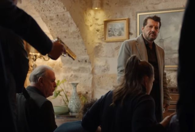 Tahsin fuori controllo, fa irruzione armato. Le anticipazioni de La ...