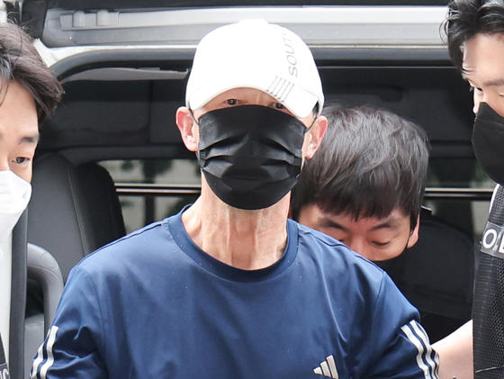 운행 중인 서울지하철 5호선 열차에서 불을 지른 원 모 씨가 지난 6월 2일 서울 양천구 서울남부지법에서 열린 구속 전 피의자 심문(영장실질심사)에 출석하고 있다.  원 모 씨는 지난 5월 31일 서울 여의나루역과 마포역 사이 터널 구간을 달리던 열차 안에서 인화성 액체를 뿌린 뒤 옷가지에 불을 붙여 방화한 혐의를 받는다. 뉴스1
