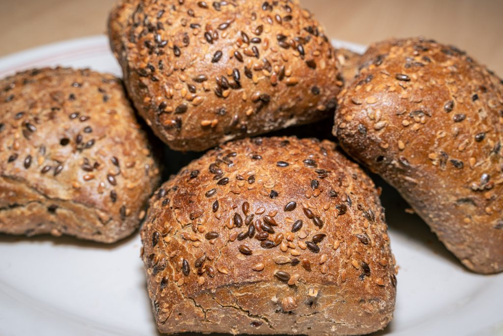 Mehrkornbrötchen – knusprig, saftig &amp; voller Körnergenuss