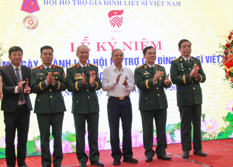Hội Hỗ trợ Gia đình liệt sĩ Việt Nam trao Kỷ niệm chương “Vì sự nghiệp tri ân liệt sĩ” cho các cá nhân tiêu biểu