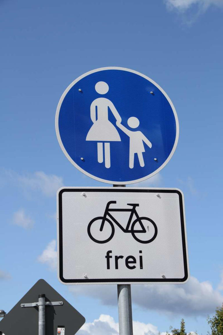 fahren-auf-dem-gehweg-erlaubt-dieses-verkehrsschild-sollten-radfahrer