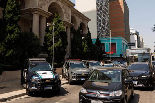 Viaturas na Avenida Faria Lima, coração do mercado financeiro em São Paulo, durante operação que mirou o PCC